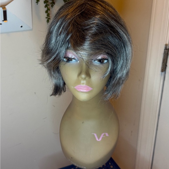 Short Layered Women's Wig in salt and paper